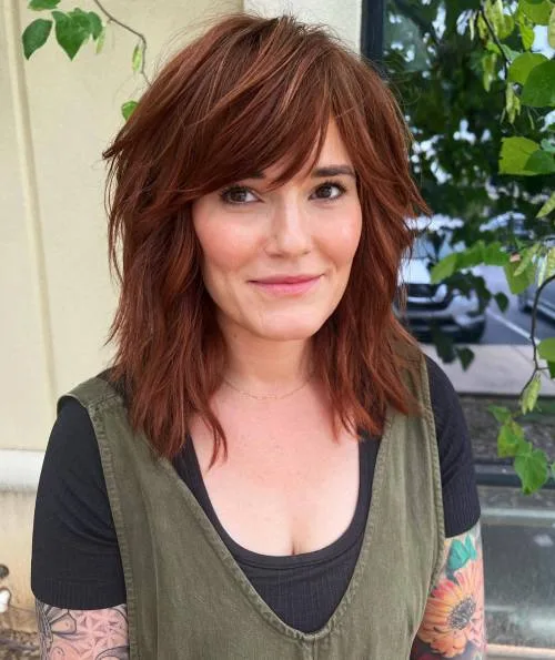 Coupe lob shag choppy roux avec frange effilée, look automne chaleureux