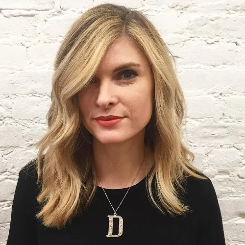 Coupe mi-longue blonde ondulée à raie de côté et vagues imparfaites pour visage carré