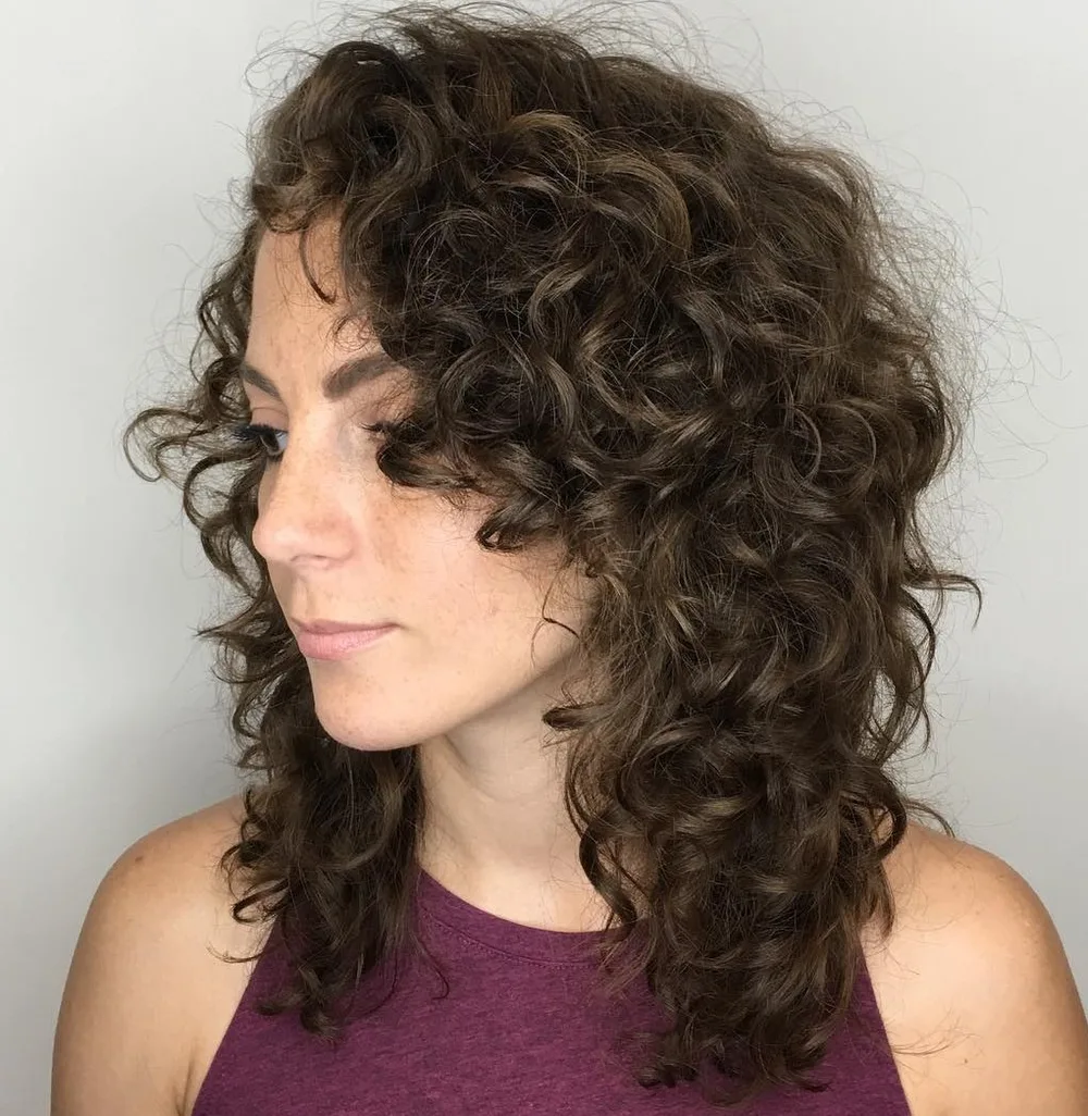 Coupe mi-longue en couches pour boucles définies et rebondies