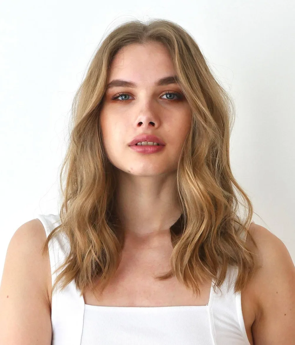 Coupe midi ondulée à raie au milieu avec balayage doux