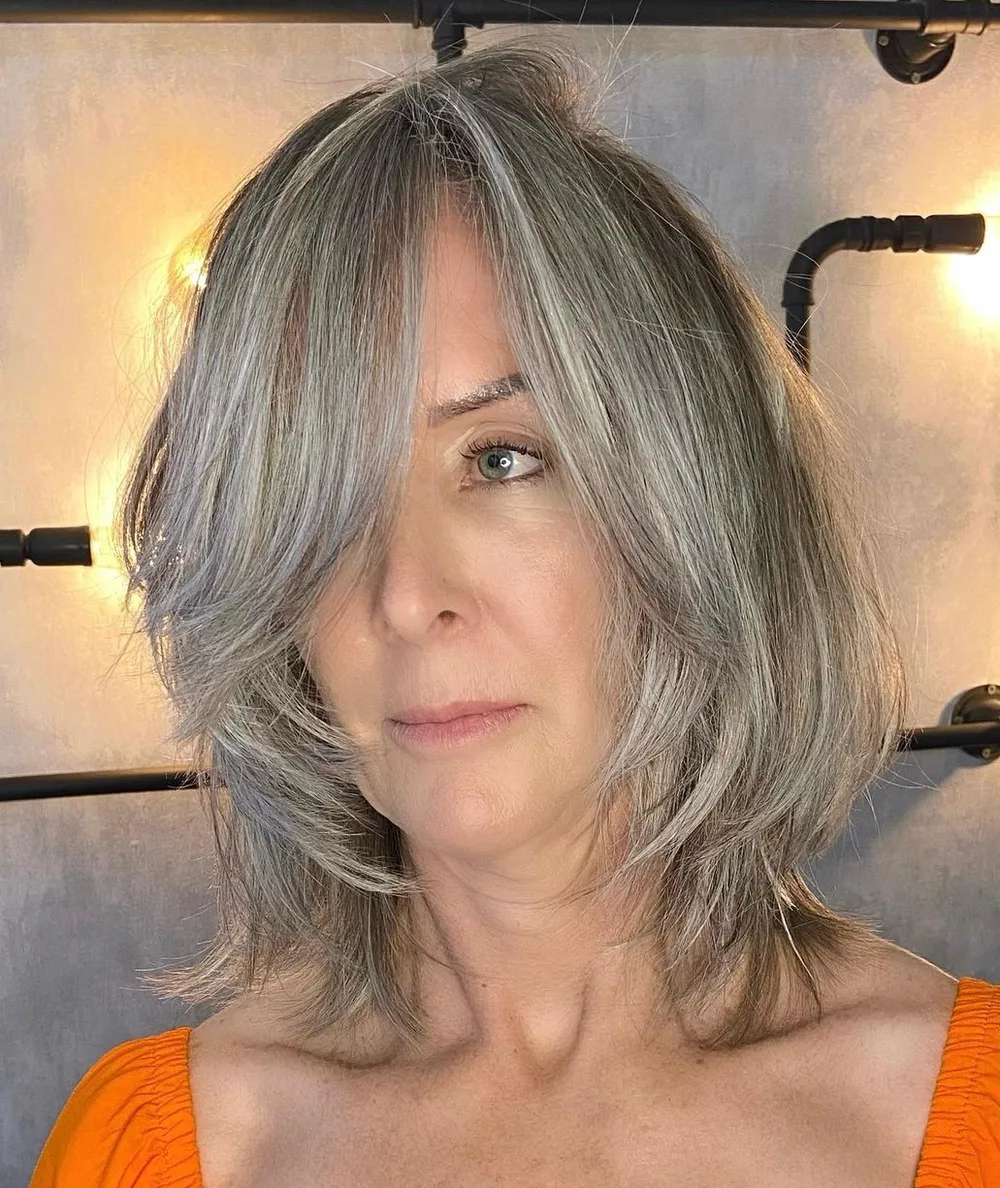 Coupe Rachel moderne aux couches et longue frange rideau, mi-long gris