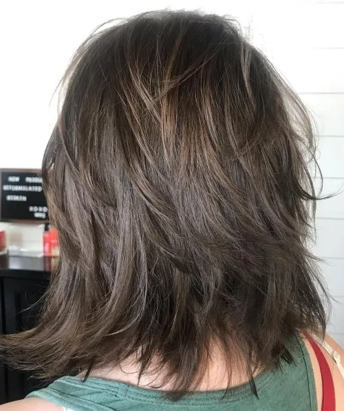 Coupe shag brun chocolat effet lived-in avec couches plumetées