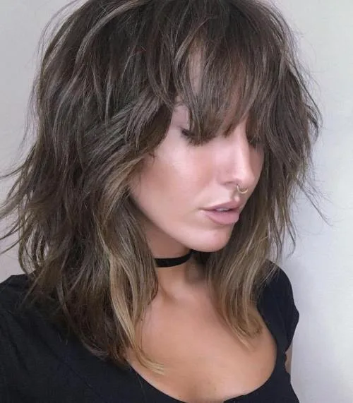 Coupe shag brune choppy mi-longue avec frange effilée et pointes texturées