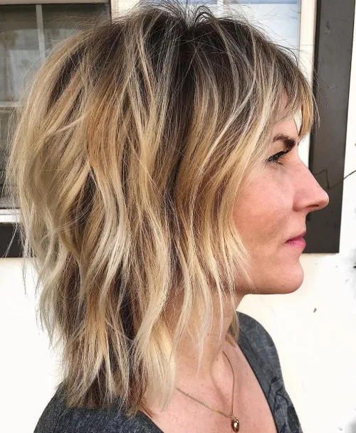 Coupe shag effilée à hauteur de clavicule effet beachy avec couches rasoir