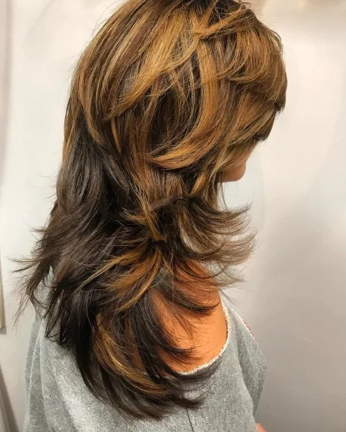 Coupe shag longue brune multi-niveaux avec pointes flippées et couches plumetées