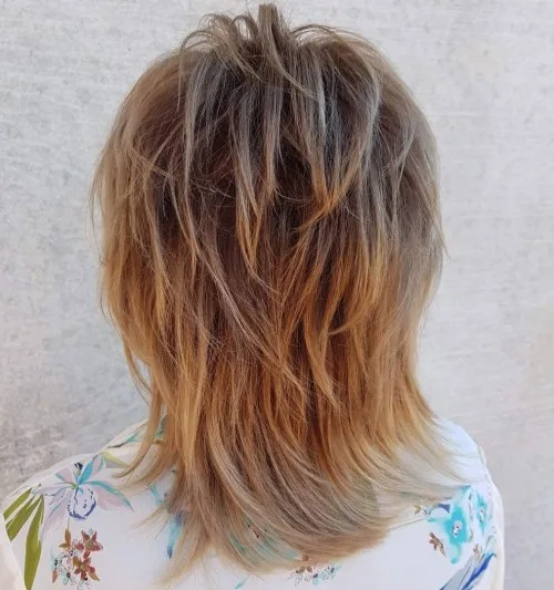 Coupe shag mi-longue bronde avec couches marquées sur la couronne pour cheveux fins