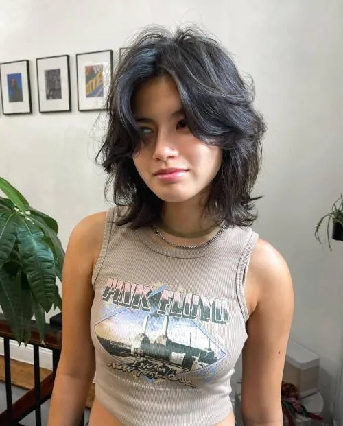 Coupe shag midi ondulée brune avec butterfly bangs et couches shattered