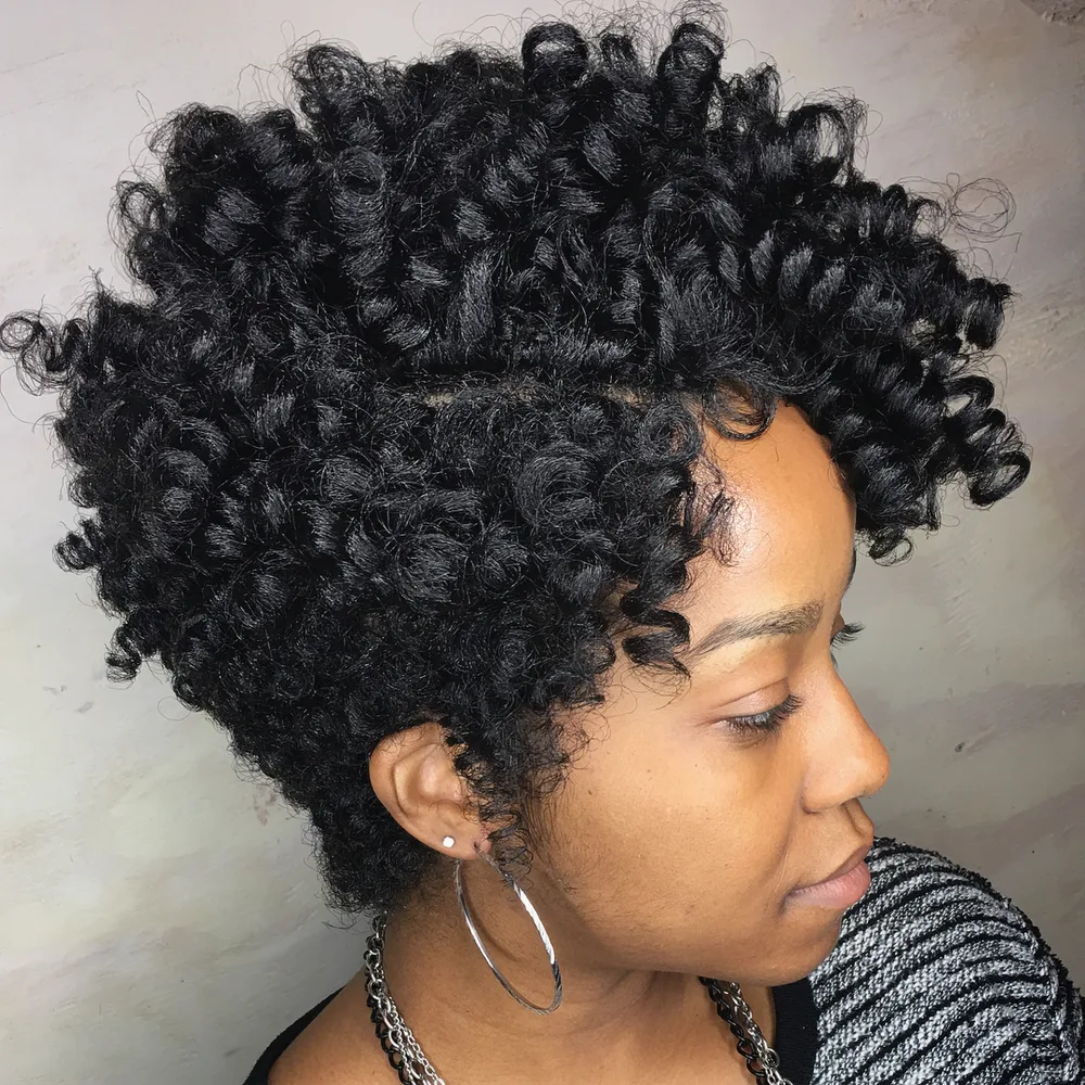Coupe tapered sur cheveux naturels avec ringlets volumineux bien définis, femme noire