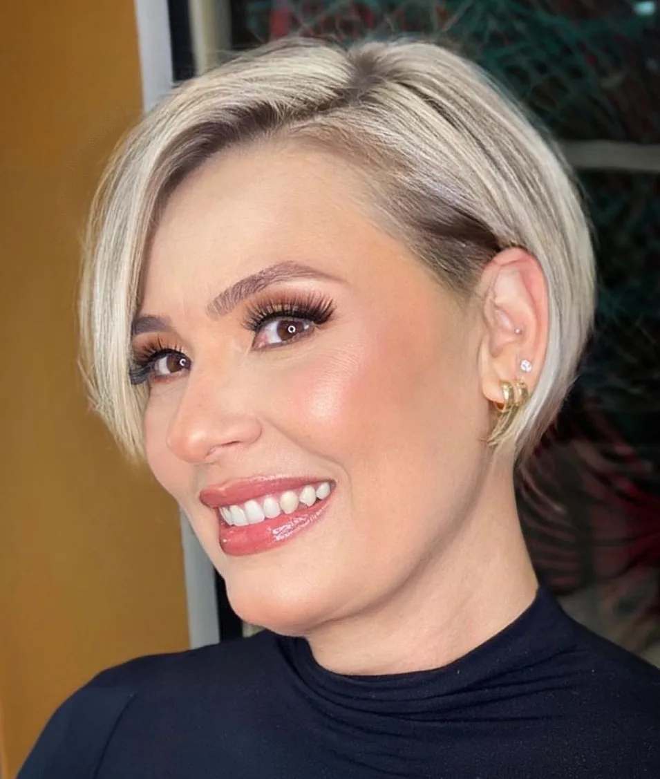 Crop blond à raie sur le côté rentré derrière l'oreille