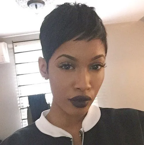 Crop court texturé femme noire avec micro-frange baby bangs et fini mat