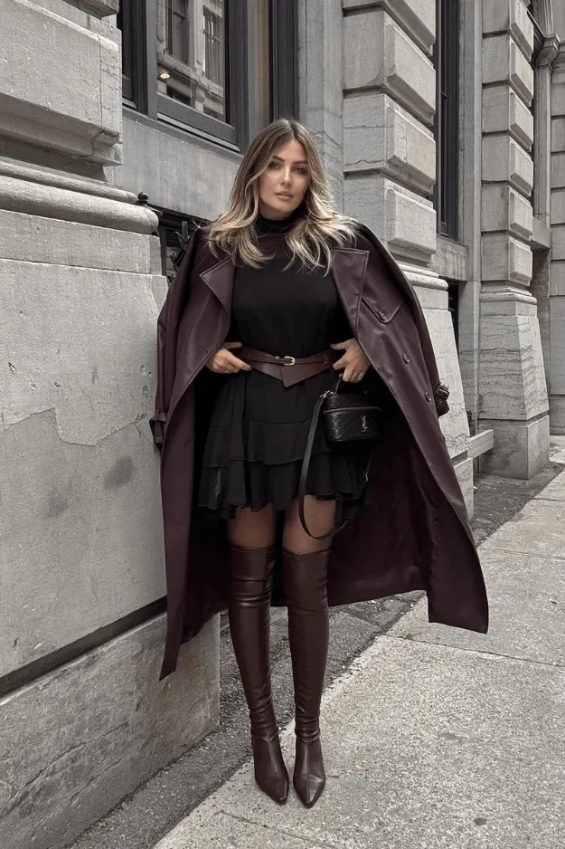 Cuissardes hautes portées avec robe courte et trench, tendance chaussures automne 2026
