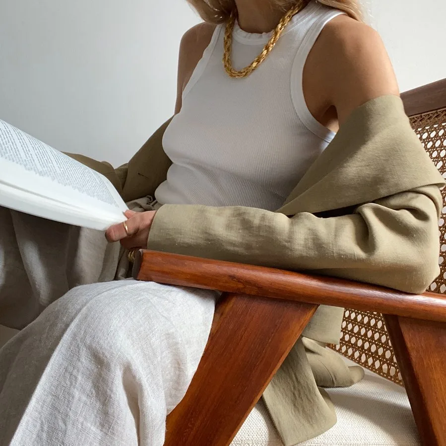 Débardeur et maille beige rehaussés d'un collier doré