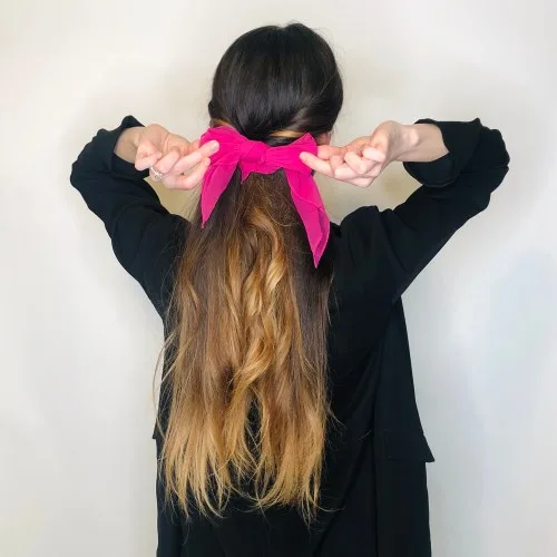 Demi-attache ornée d'un foulard rose noué, coiffure automne colorée