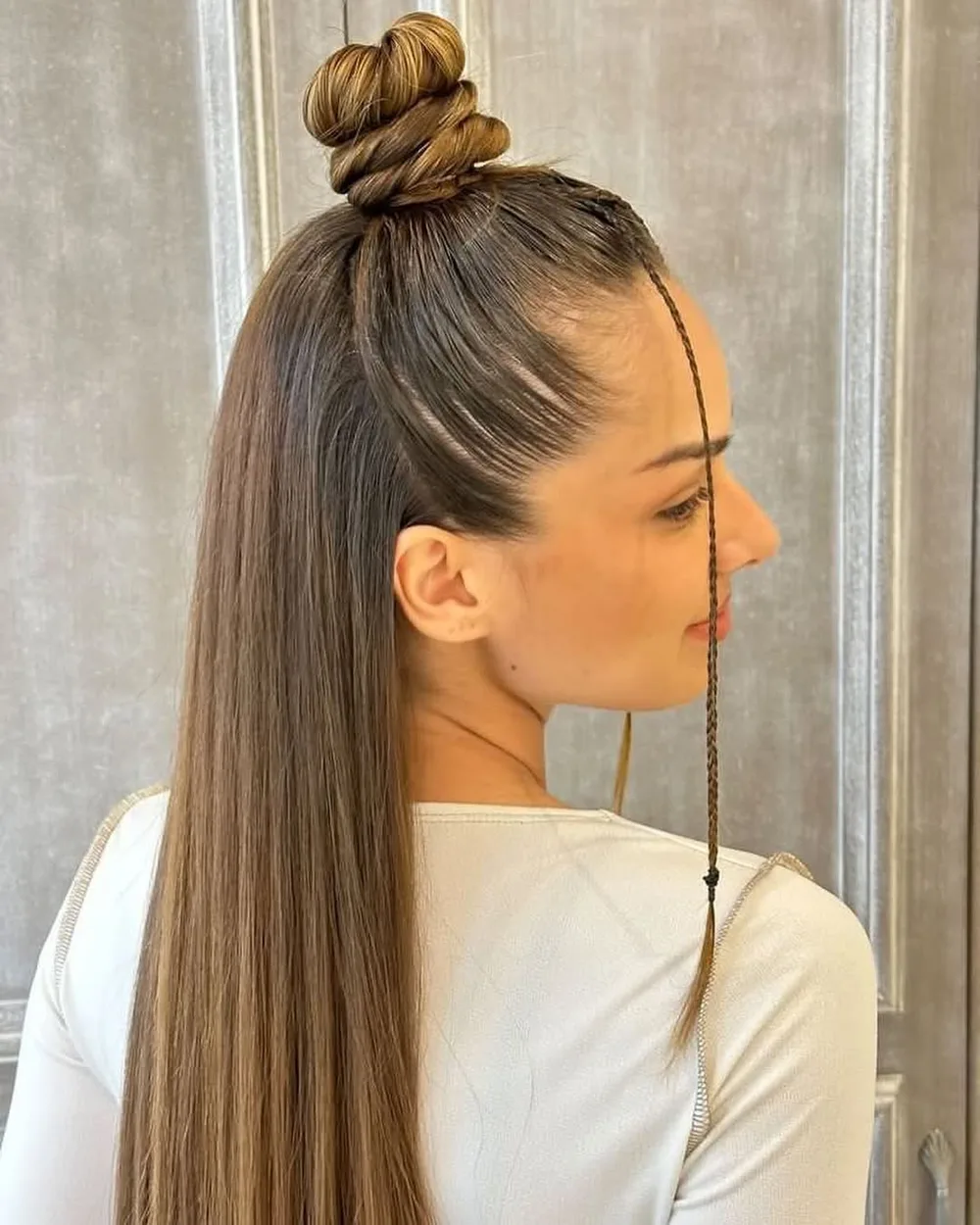 Demi-chignon années 2000 avec fines tresses encadrantes sur cheveux longs lisses
