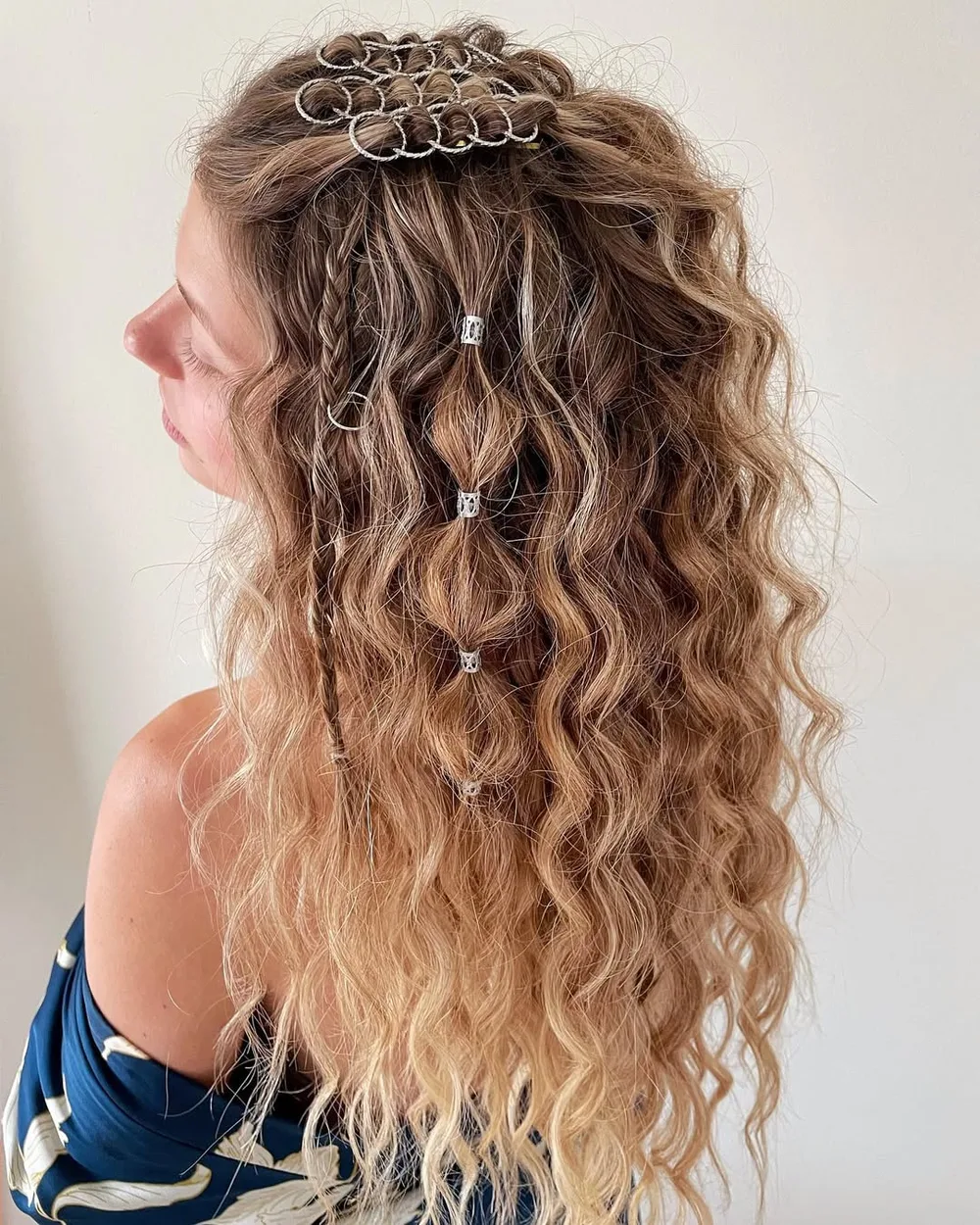 Demi-queue années 2000 bohème avec anneaux, mini-tresses, perles et vagues