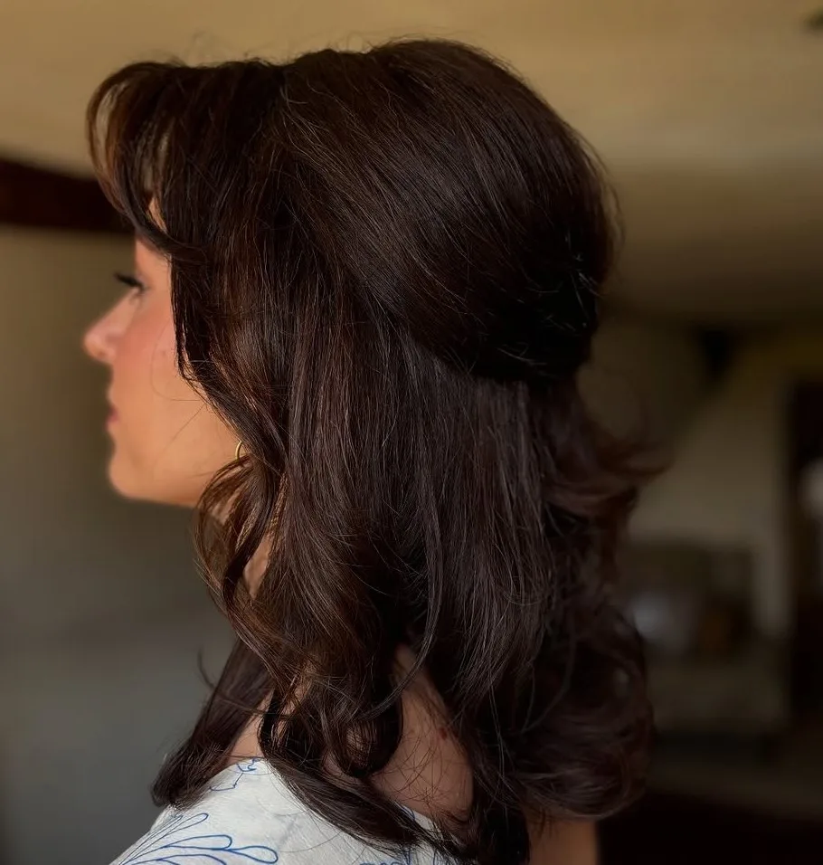 Demi-updo années 2000 bouffant avec racines gonflées et longueurs bouclées
