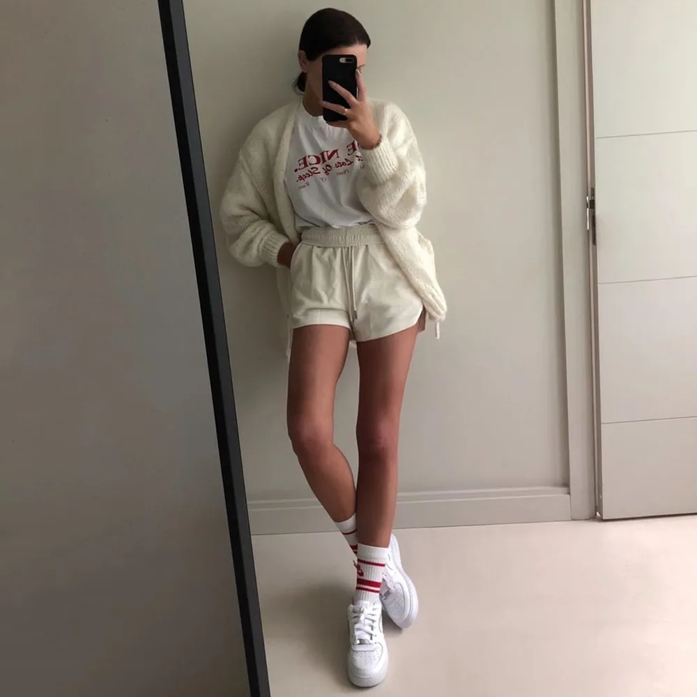 Ensemble sweat ivoire crème porté à la maison