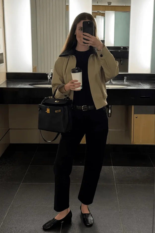 Escarpins noirs montants à découpe haute portés avec pantalon noir, tendance chaussures automne 2026