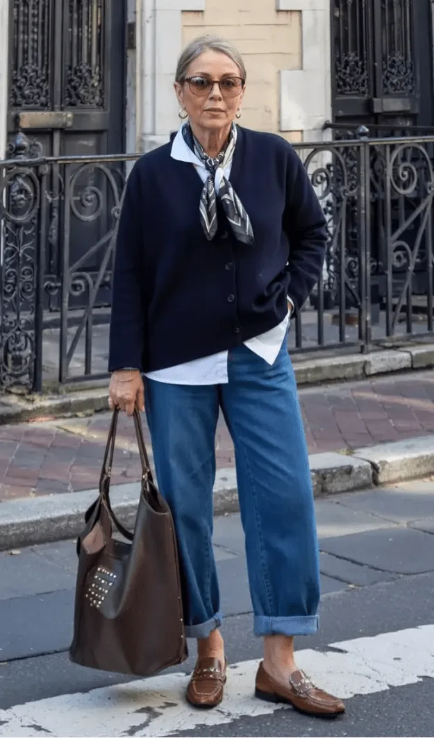 Femme de plus de 50 ans en pièces en cuir marron coordonnées, sac et mocassins assortis