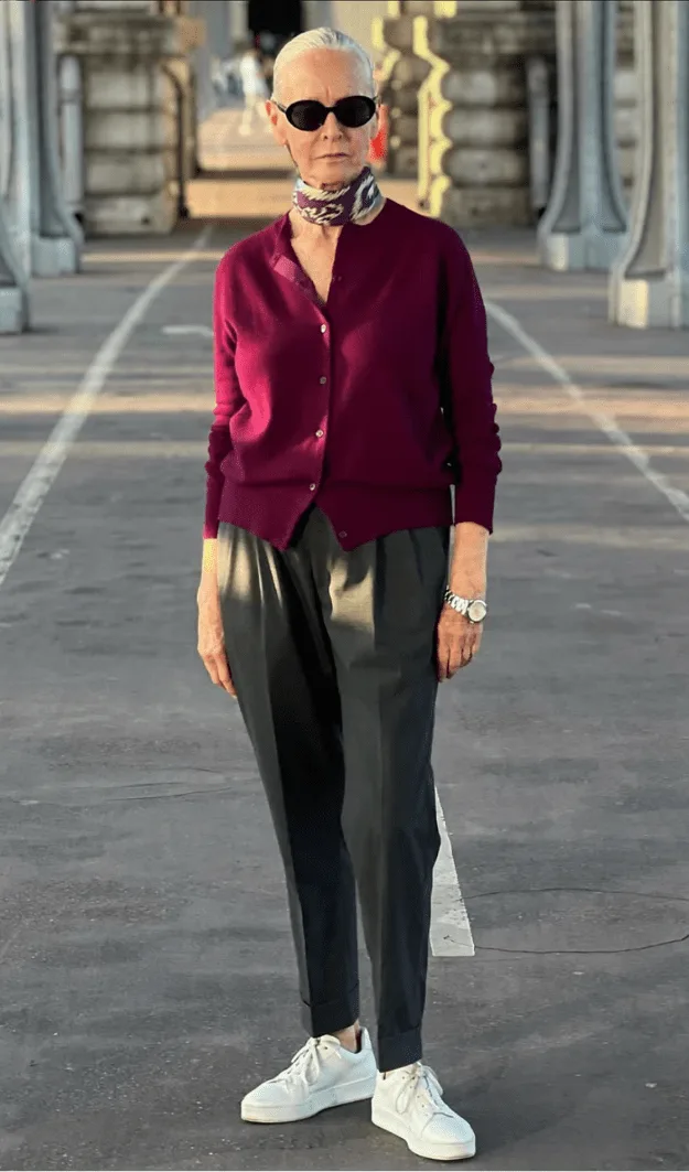 Femme de plus de 50 ans en pull bordeaux avec foulard en soie au cou, style automne parisien