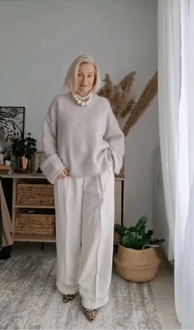 Femme de plus de 50 ans en total look crème camaïeu, style automne quiet luxury