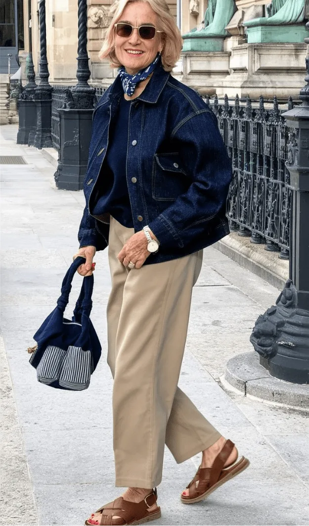 Femme de plus de 50 ans en veste marine, maille et pantalon camel, style texture automne