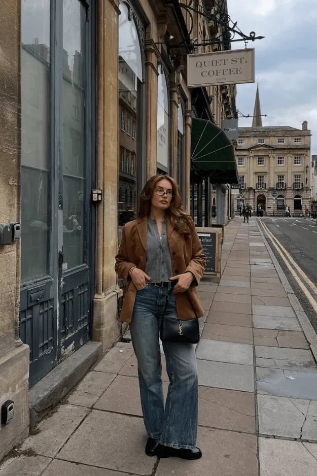 Femme en blazer marron oversize avec jean large, style menswear en ville