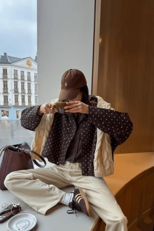 Femme en haut marron à imprimé avec sac chocolat, look preppy automnal