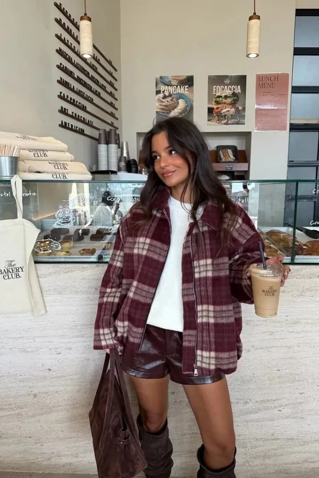 Femme en surchemise à carreaux bordeaux ouverte sur un tee-shirt blanc