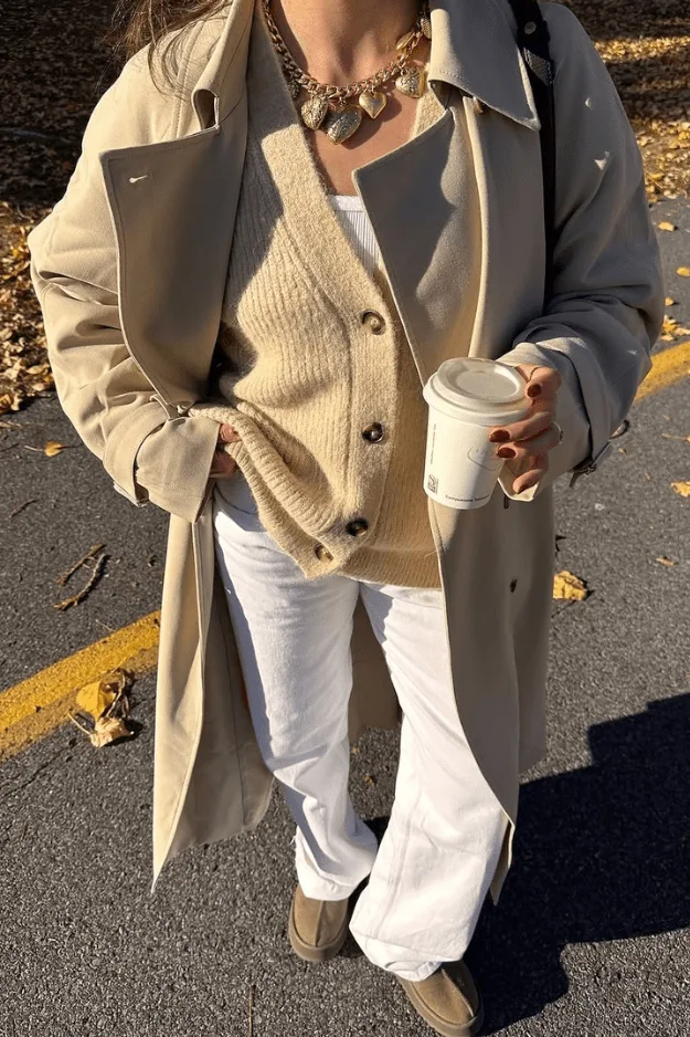 Femme en surchemise beige oversize avec pantalon blanc fluide et collier