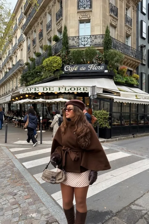Femme en veste courte en peau lainée marron dans une rue parisienne