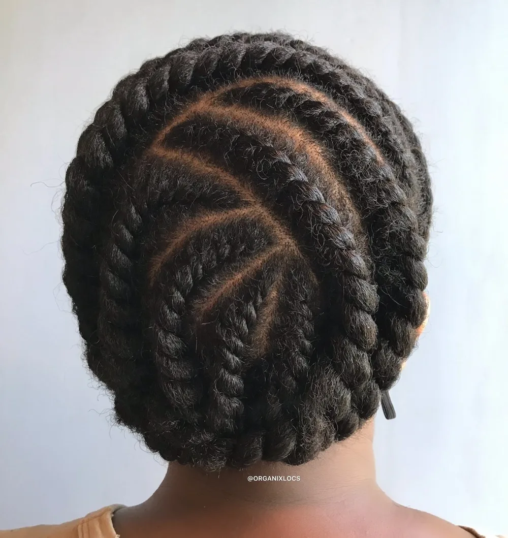 Flat twists disposés en couronne autour de la tête sur cheveux afro naturels