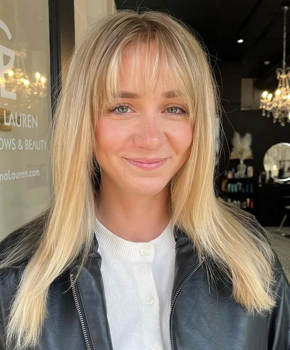 Frange wispy années 2000 aérée sur cheveux blonds mi-longs