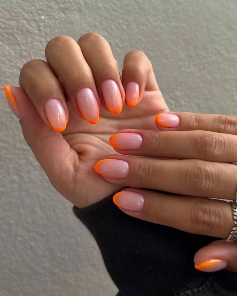French manucure aux pointes orange feu, nail art plage estival