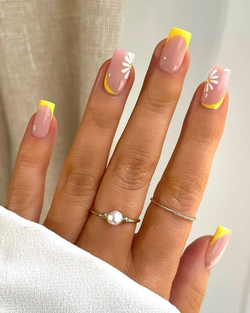 french manucure jaune inversée avec un peu de nail art estival