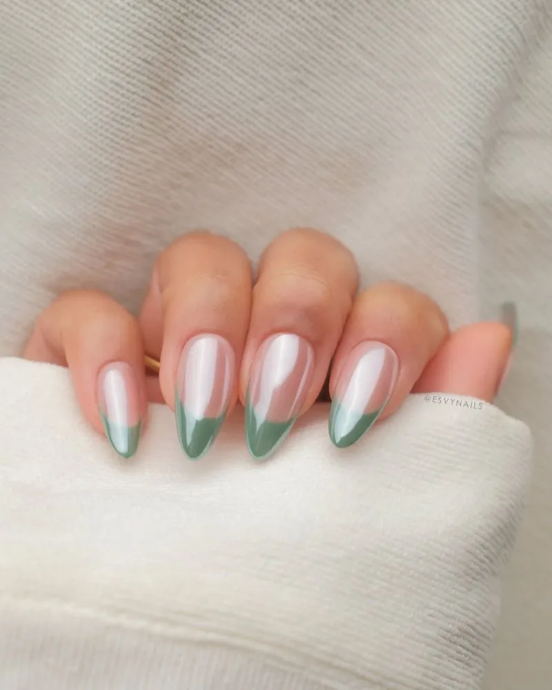 French manucure nacrée glazed avec pointes vert menthe, ongles amande