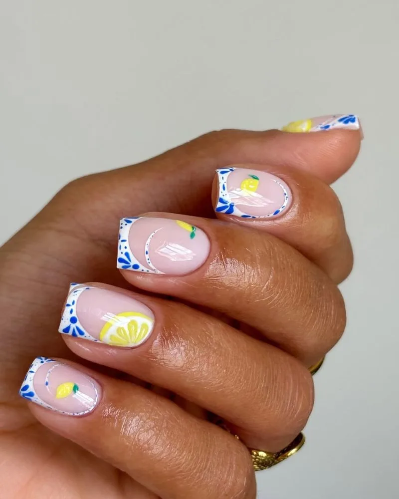 French manucure tropicale rose et bleu avec nail art assorti, ongles plage