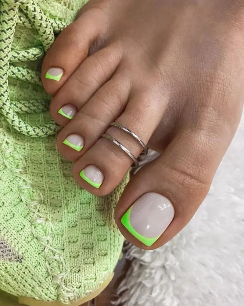 French pédicure colorée rose et vert néon sur les orteils, nail art d'été