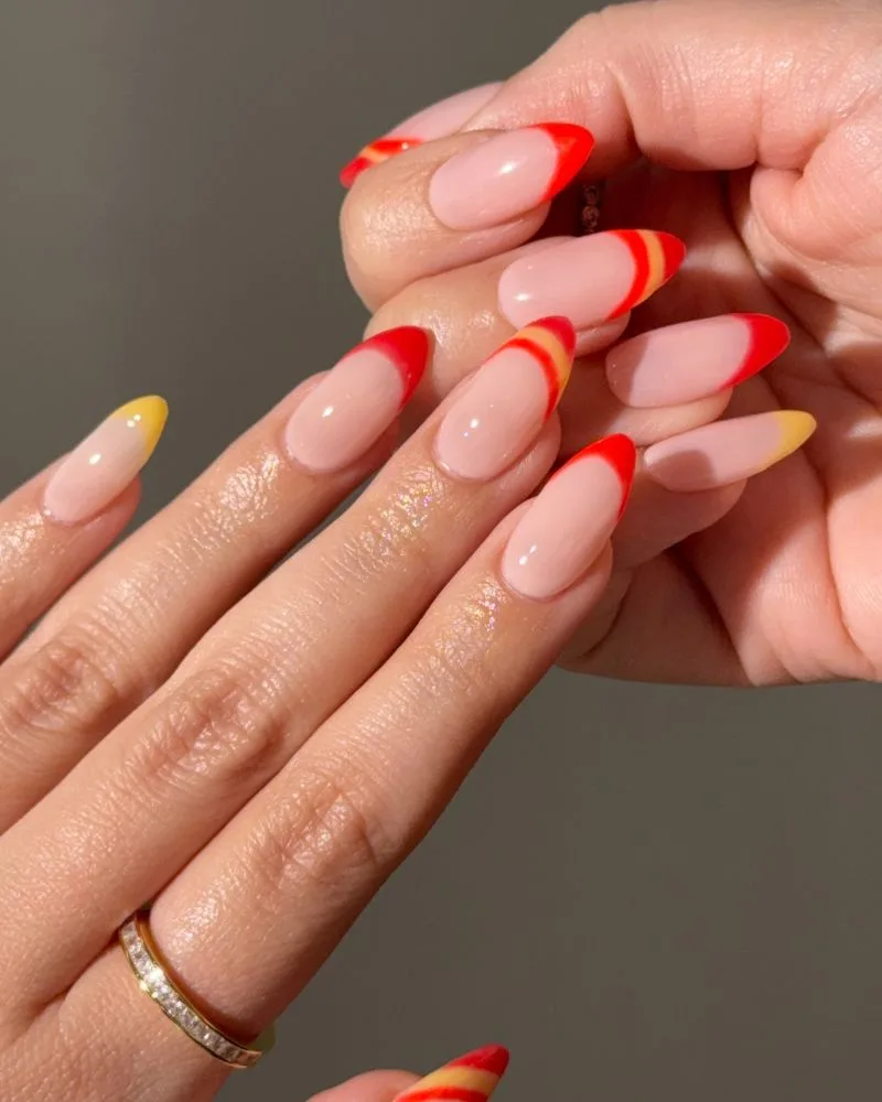 French tips multicolores façon crayons de couleur