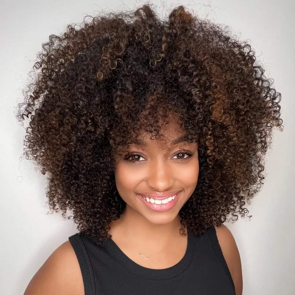 Grand afro fluffy volumineux avec frange sur cheveux crépus naturels