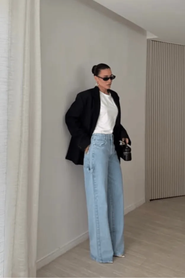 Jean large clair porté avec un blazer noir oversize et un tee blanc