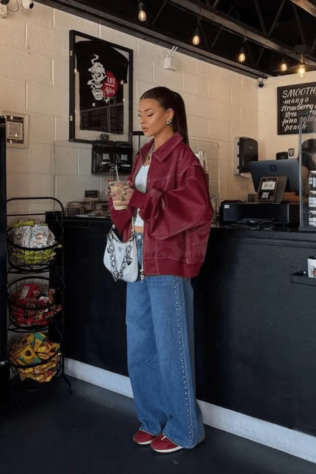 Jean large porté avec un perfecto bordeaux oversize et un top blanc