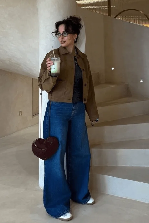 Jean large porté avec une veste utilitaire camel et un col roulé