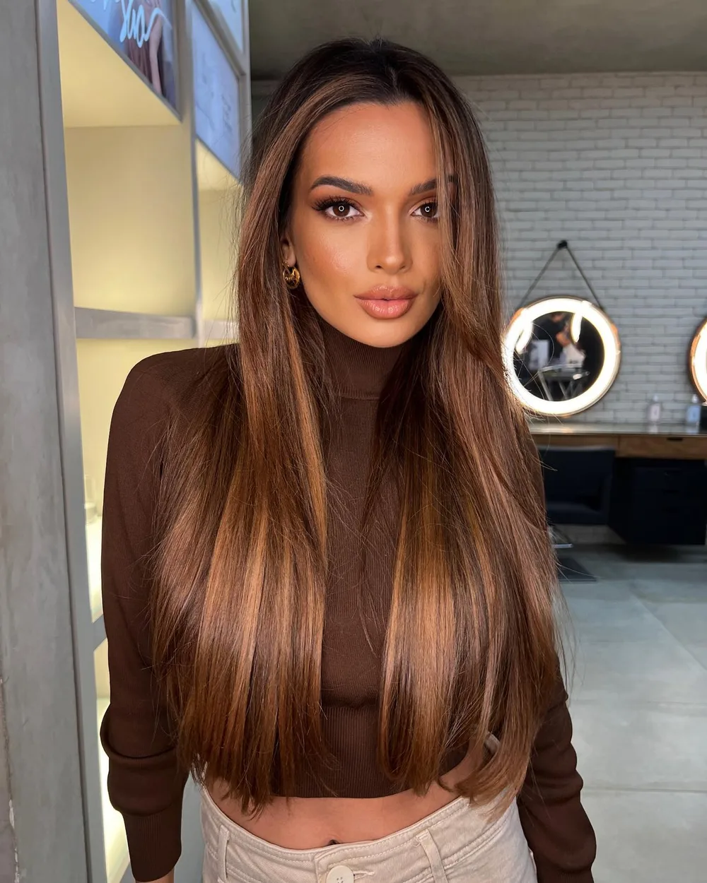 Larges stries caramel fondues sur base espresso, cheveux lisses brillants