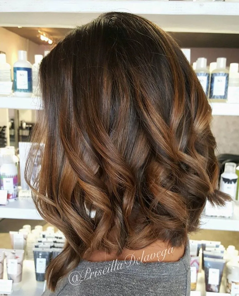 Lob allongé avec balayage bronze-caramel et boucles anglaises aux pointes
