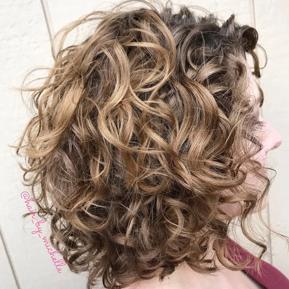 Lob avec grosses boucles décoiffées et reflets balayés