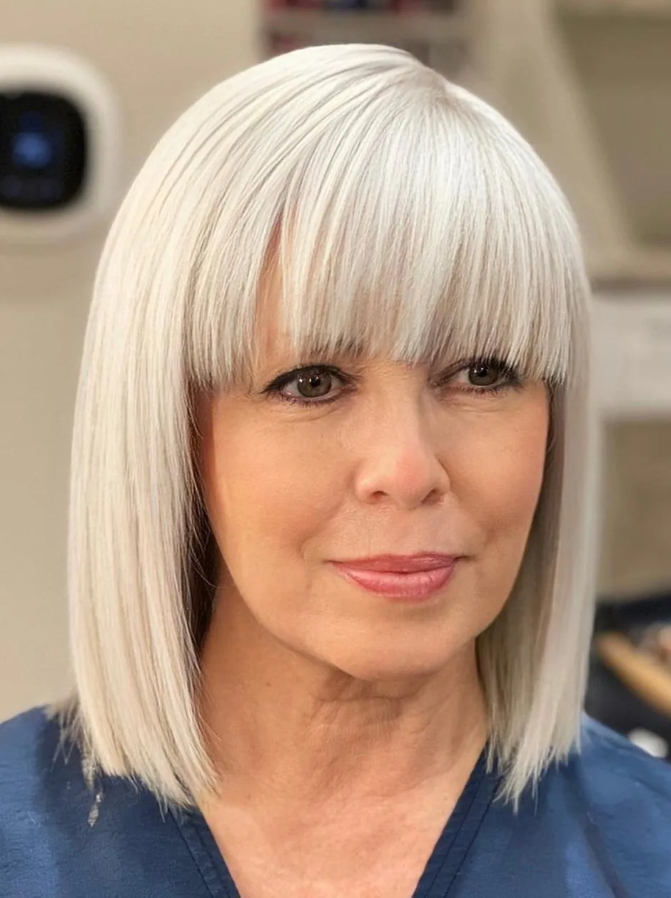 Lob blanc glacé lisse à frange droite sur cheveux gris naturels