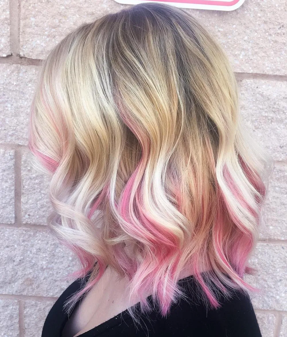 Lob blond avec rubans de rose pastel vibrant, plus intenses vers les pointes