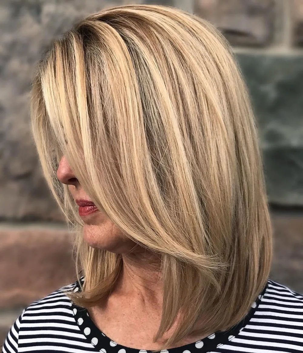 Lob blond une longueur à hauteur d'épaules avec discrètes mèches