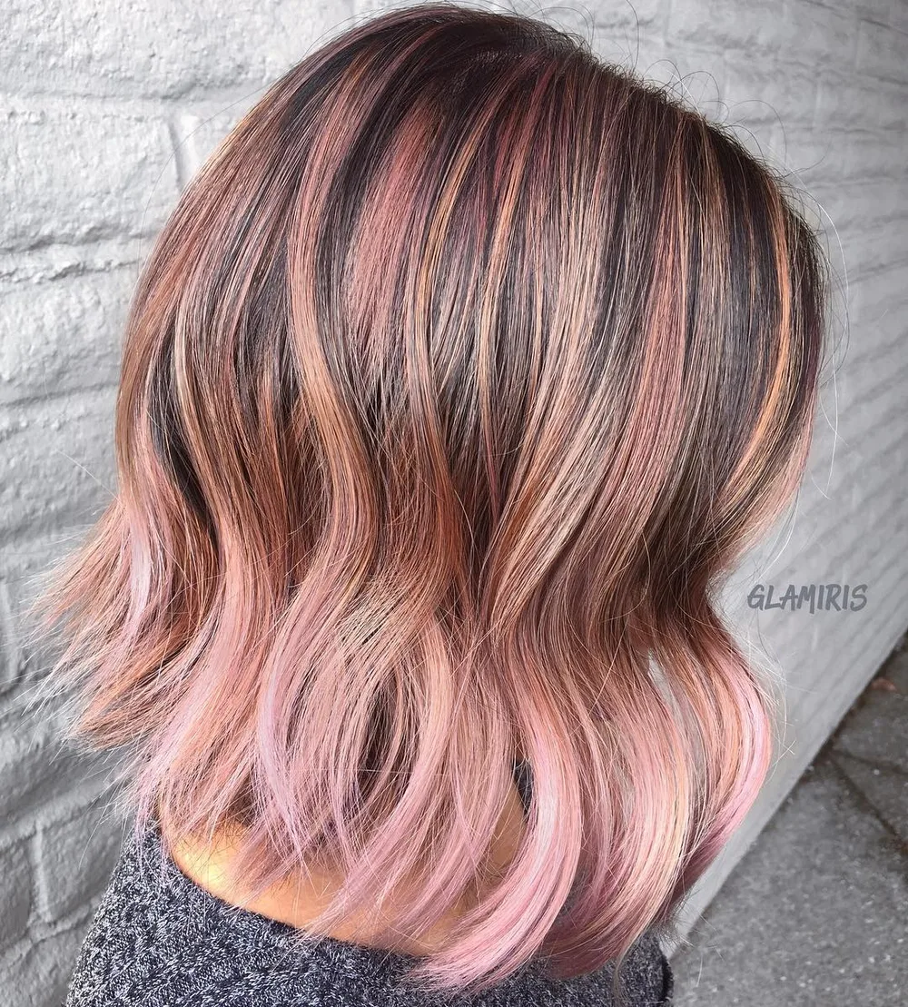 Lob brun avec mèches rose pastel et corail pêche, base plus foncée
